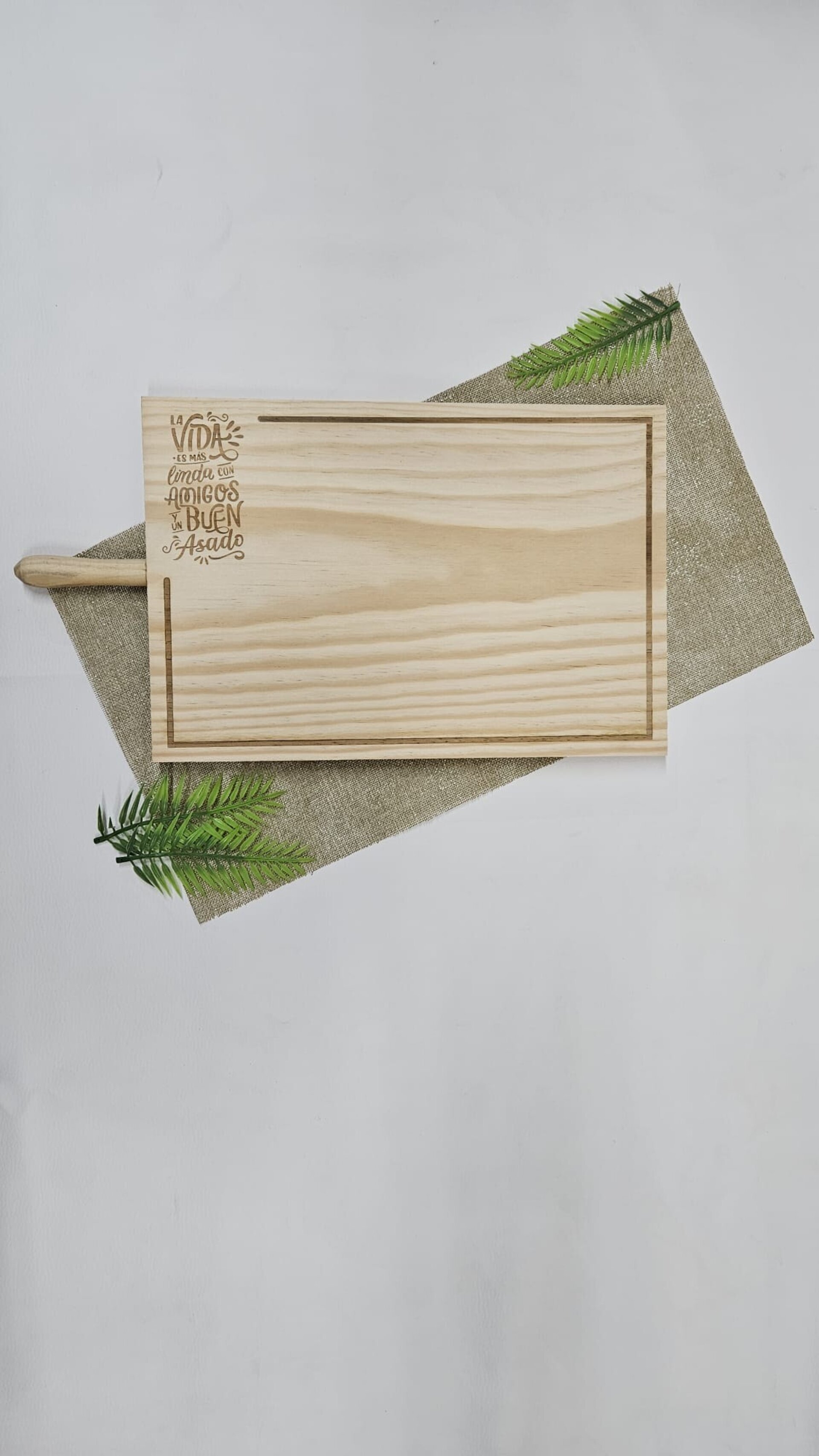 Tabla de corte con Mango. Personalizada: La vida es mas linda.. - 2
