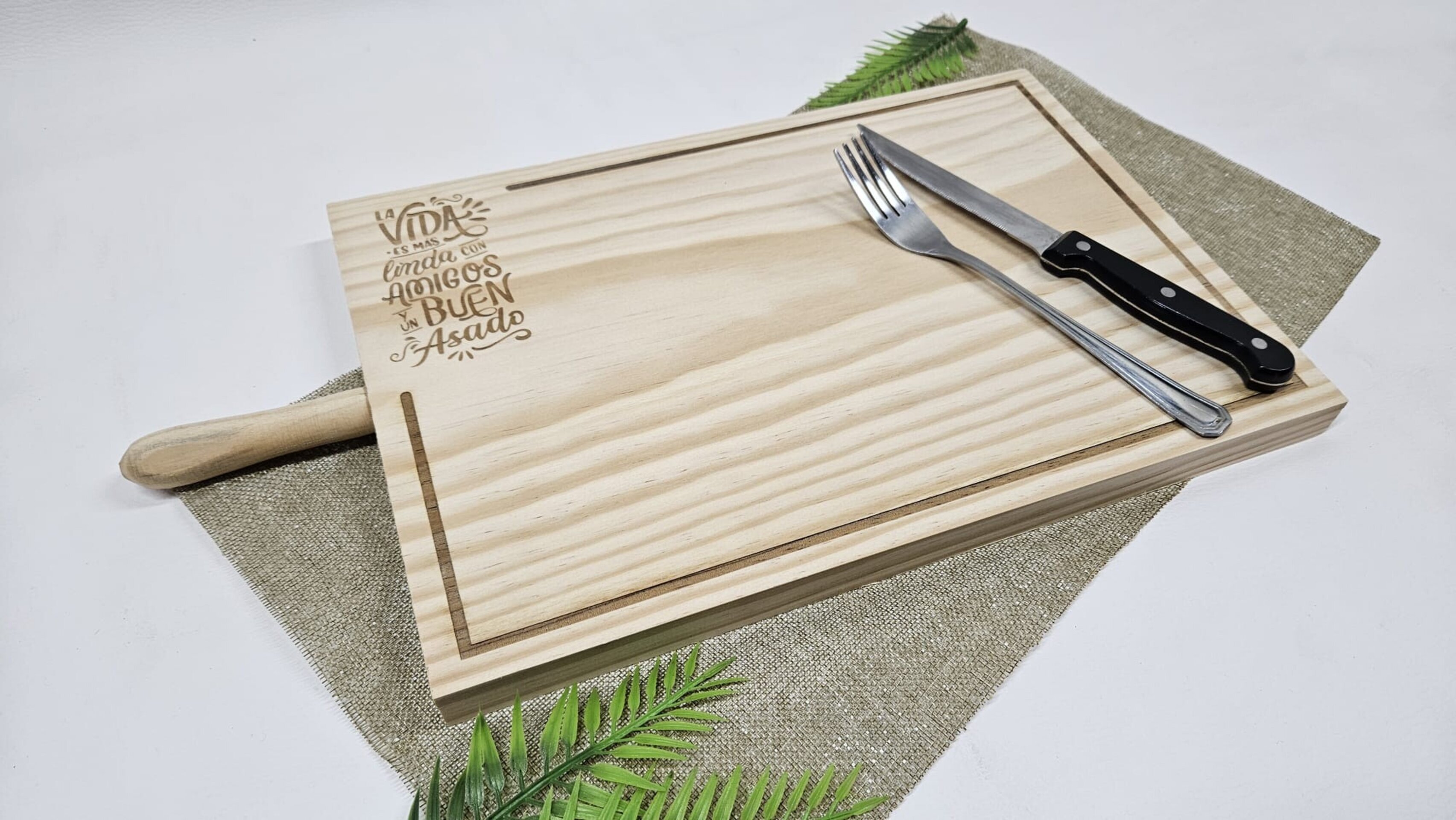 Tabla de corte con Mango. Personalizada: La vida es mas linda.. - 4