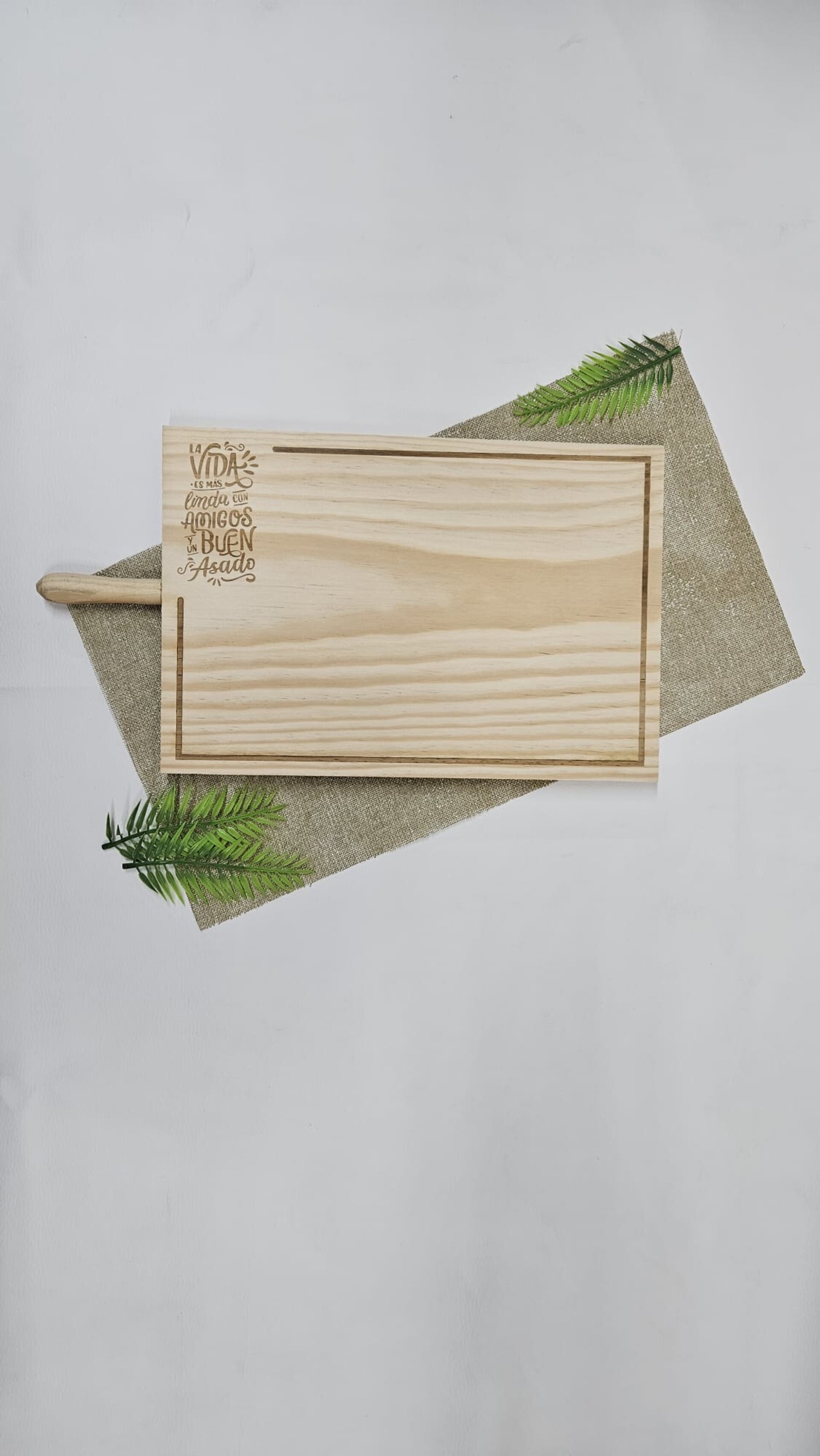 Tabla de corte con Mango. Personalizada: La vida es mas linda.. - 3